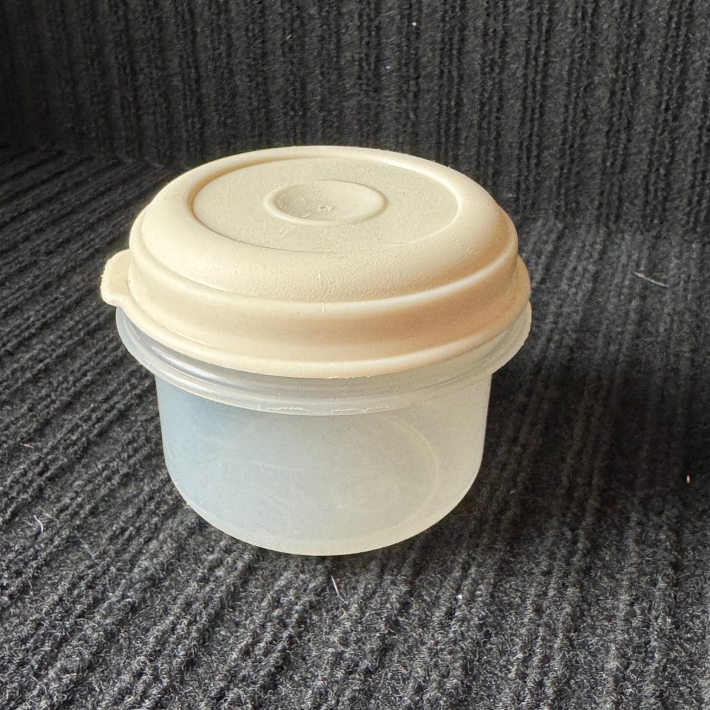 Rubbermaid Servin Saver 1 Cup 235mL Round Food Storage Container Almond Lid 0018